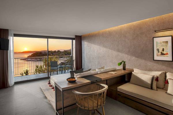 Club Marvy Hotel Zimmer mit Meerblick und Balkon.