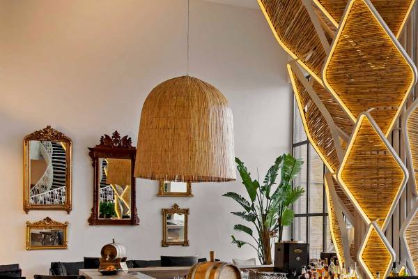 Innenansicht der Lobby im Club Marvy Hotel mit einer großen Bambuslampe, Spiegeln und Pflanzen.