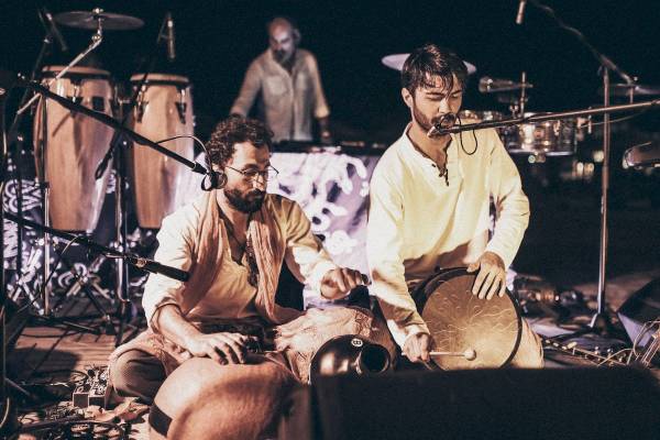 Zwei Musiker spielen Percussion-Instrumente auf der Bühne des Club Marvy.