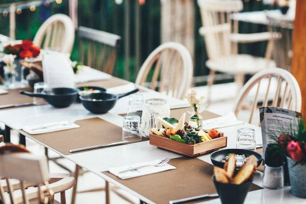 Ein gedeckter Tisch im Garten des Club Marvy Hotels mit verschiedenen Gerichten und Dekorationen.