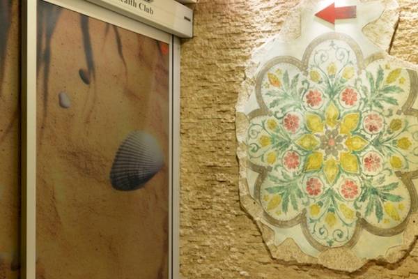 Yigitalp Hotel Eingang mit Strand-Kunstwerk und Pfeil zum Club