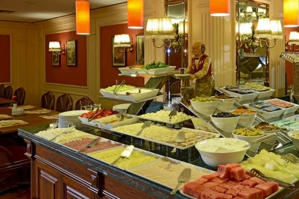 Ein Buffet-Tisch im Yigitalp Hotel mit einer Vielzahl von Speisen und Getränken.