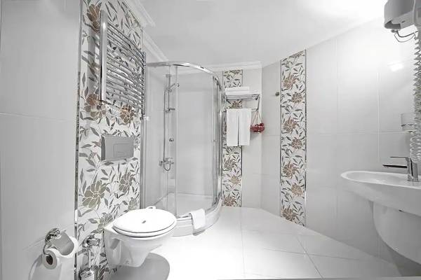 Badezimmer im Antea Palace Hotel & Spa mit Duschkabine, Toilette und Waschbecken