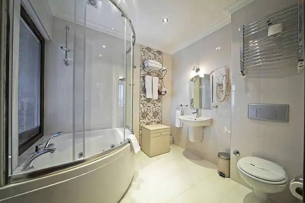 Badezimmer im Antea Palace Hotel & Spa mit Badewanne, Dusche, Waschbecken und Toilette