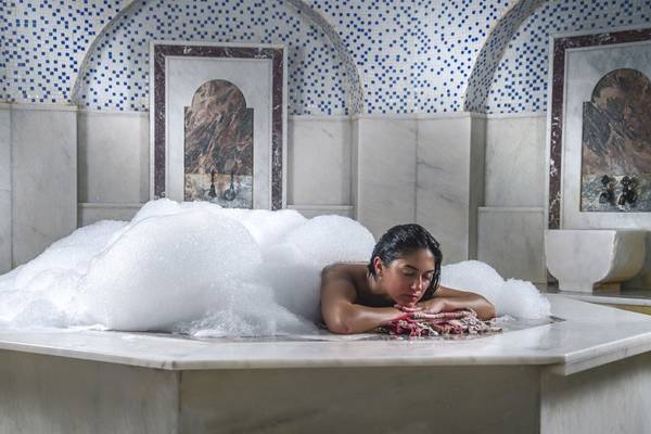 Frau im Antea Palace Hotel & Spa in einem Badebecken mit Schaum