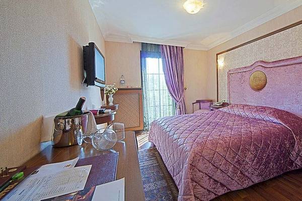 Schlafzimmer im Antea Palace Hotel mit einem großen Bett, Dekor und einer Aussicht
