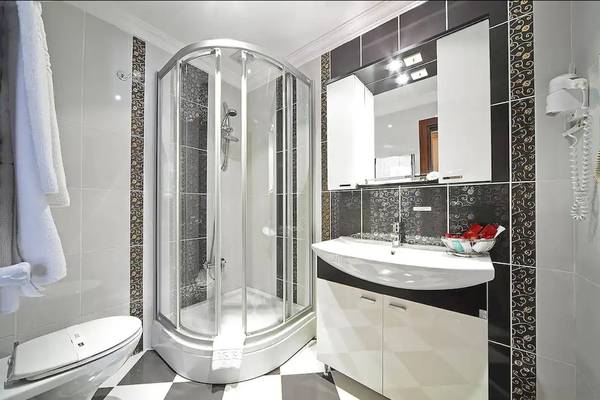 Badezimmer im Antea Palace Hotel & Spa mit eckdusche, toilette, waschbecken und spiegel