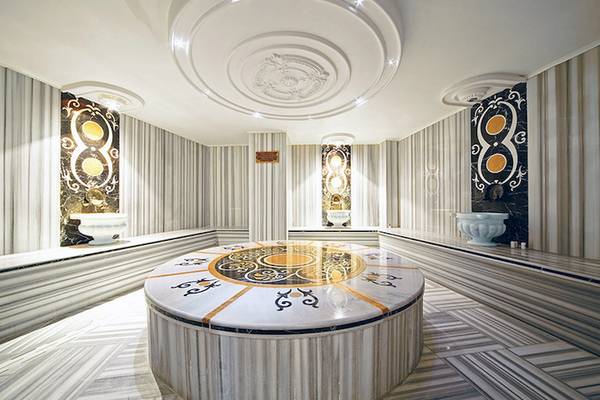 Das Dampfbad im Antea Palace Hotel & Spa mit Marmorboden und Wanddekoration.