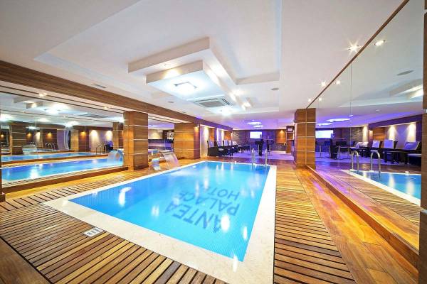 Innenpool im Antea Palace Hotel & Spa mit Holzboden und Spiegelwänden.
