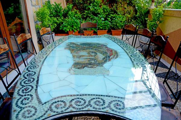 Mosaik-Tisch auf der Terrasse des Antea Palace Hotel & Spa mit einem Gesichtsbild