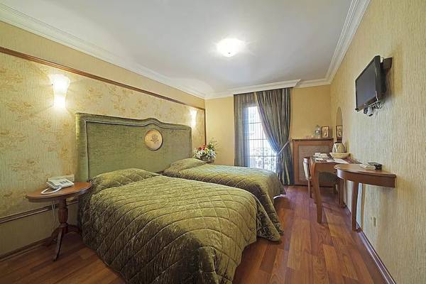 Doppelzimmer im Antea Palace Hotel & Spa mit zwei Betten und luxuriöser Einrichtung.