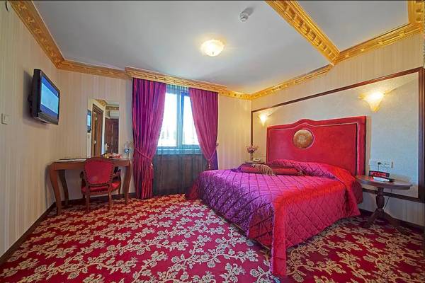 Schlafzimmer im Antea Palace Hotel & Spa mit rotem Bett und Dekor