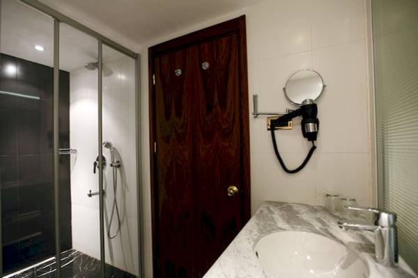 Badezimmer im Victory Hotel & Spa Istanbul mit Regendusche und Föhn.