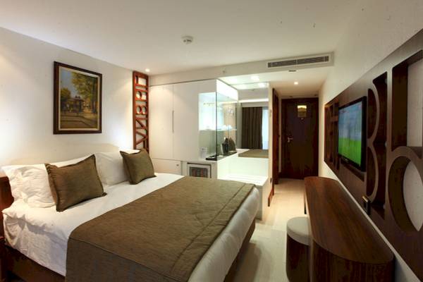 Schlafzimmer im Victory Hotel & Spa Istanbul mit einem Bett, Fernseher und Dekor.