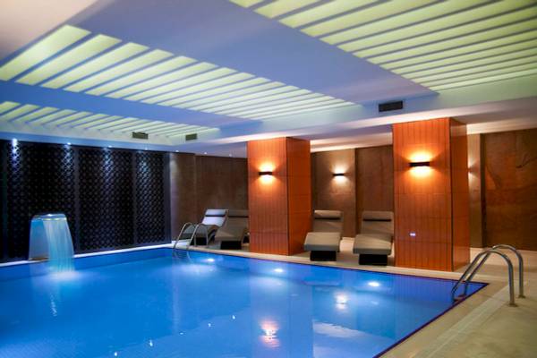 Innenpool im Victory Hotel & Spa Istanbul mit Liegestühlen und Wasserfall