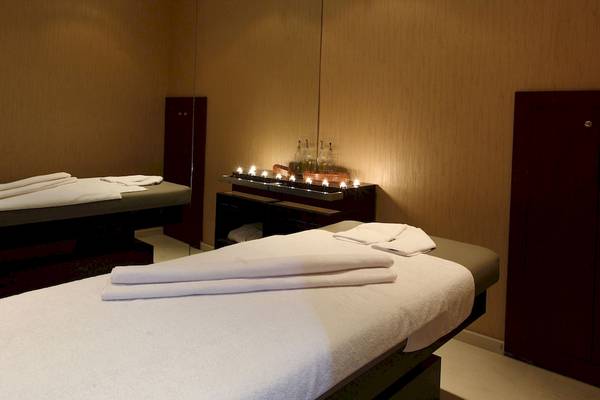 Behandlungsraum im Victory Hotel & Spa Istanbul mit weißen Handtüchern und Kerzen.