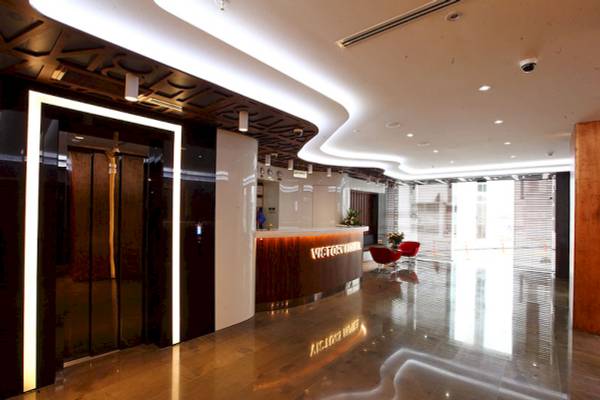 Der Eingangsbereich des Victory Hotel & Spa Istanbul mit Rezeptionstresen und Sitzbereich.