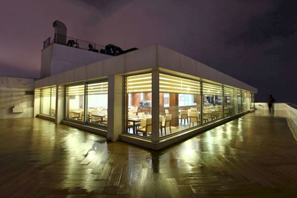 Dachterrasse des Victory Hotel & Spa Istanbul bei Nacht mit hell beleuchtetem Restaurant.