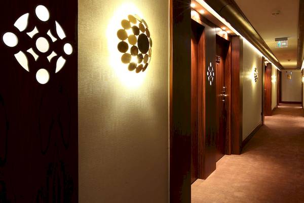 Flur des Victory Hotel & Spa Istanbul mit hellen Wänden und einer runden Wandlampe