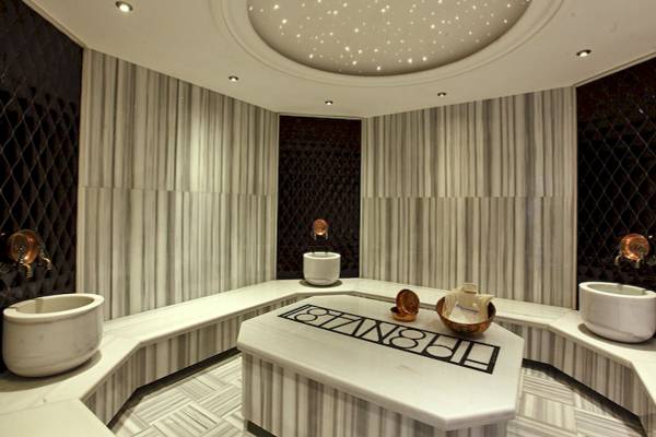 Innenansicht der Sauna im Victory Hotel & Spa Istanbul mit Marmorwänden und Sitzbänken.