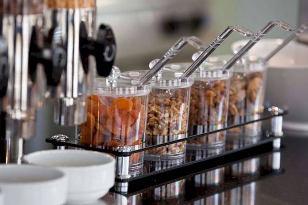 Frühstücksbuffet im Victory Hotel & Spa Istanbul mit verschiedenen Snacks in transparenten Behältern.