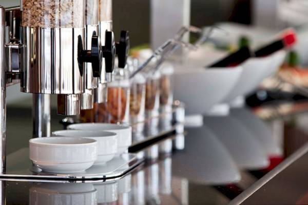 Frühstücksbuffet im Victory Hotel & Spa Istanbul mit Müslispendern und Gewürzgläsern.