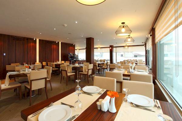 Restaurant des Victory Hotel & Spa Istanbul mit gedeckten Tischen und heller Beleuchtung.