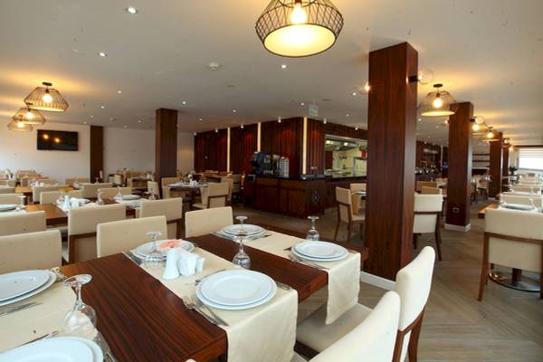 Innenbereich des Restaurants im Victory Hotel & Spa Istanbul mit gedeckten Tischen und Stühlen.
