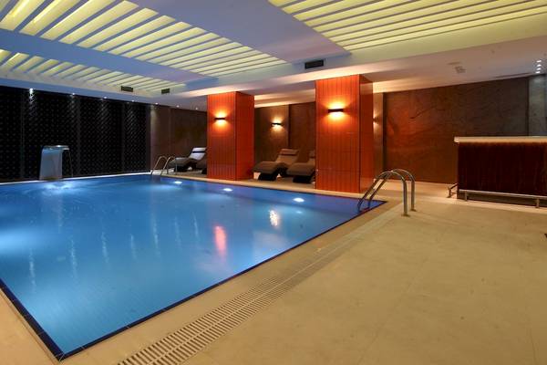 Innenpool des Victory Hotel & Spa Istanbul mit Loungebereich und Säulen