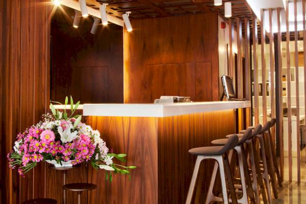 Reception im Victory Hotel & Spa Istanbul mit Holzmöbeln und Blumendekor