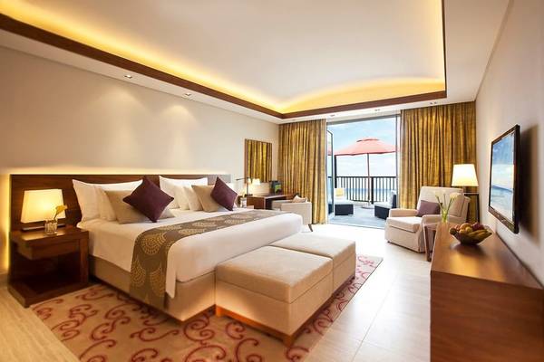 JA Beach Hotel Zimmer mit Doppelbett, Balkon, und Meerblick.