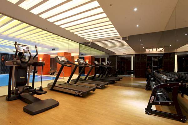 Fitnessstudio im Victory Hotel & Spa Istanbul mit Laufbändern und Hanteln.