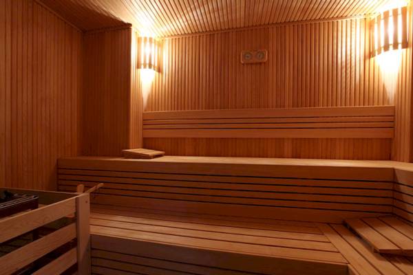 Innenansicht der Sauna im Victory Hotel & Spa Istanbul mit Holzwänden und Sitzbänken.