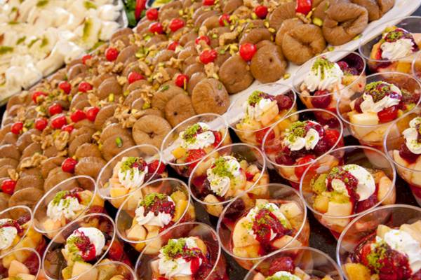 Buffet mit verschiedenen Früchten und Desserts im Victory Hotel & Spa Istanbul.