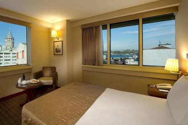 Zimmer im Golden City Hotel Istanbul mit Blick auf die Stadt und das Meer.