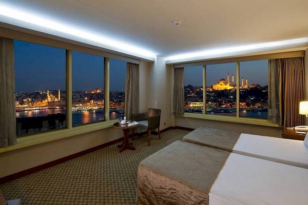 Suite-Zimmer im Golden City Hotel Istanbul mit Blick auf die Stadt und die Hagia Sophia.