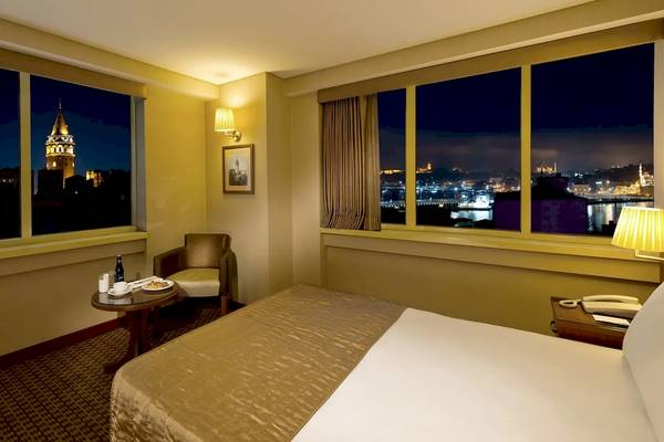 Aussicht aus dem Zimmer des Golden City Hotel Istanbul bei Nacht mit Blick auf die Stadt.