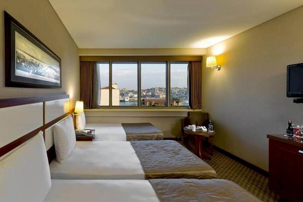 Zimmer im Golden City Hotel Istanbul mit Blick auf die Stadt