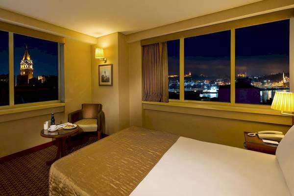 Hotelzimmer im Golden City Hotel Istanbul mit Blick auf die Bosporus und die Stadt.