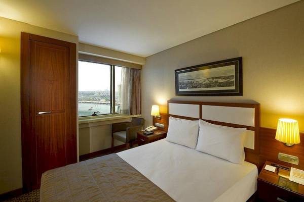 Zimmer im Golden City Hotel Istanbul mit Blick auf die Stadt und das Meer.