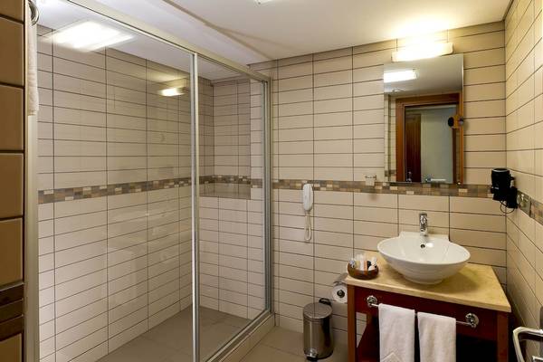 Badezimmer im Golden City Hotel Istanbul mit Duschkabine, Waschbecken und Spiegel