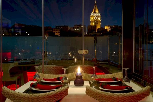 Golden City Hotel Istanbul Innenraum Tisch bei Nacht mit Blick auf die Stadt