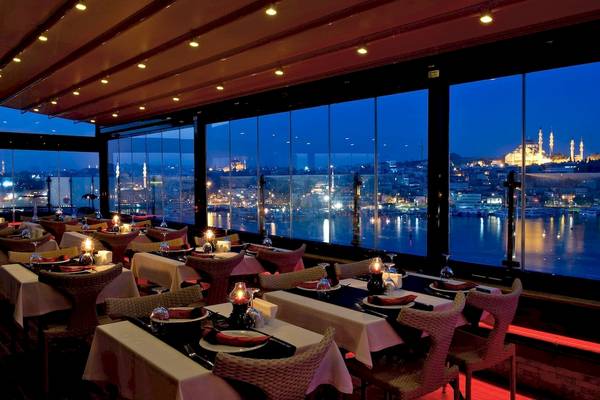 Innenansicht des Restaurants im Golden City Hotel Istanbul mit Blick auf die Stadt.