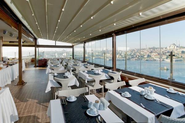Innenansicht des Restaurants im Golden City Hotel Istanbul mit Blick auf die Stadt und den Hafen.