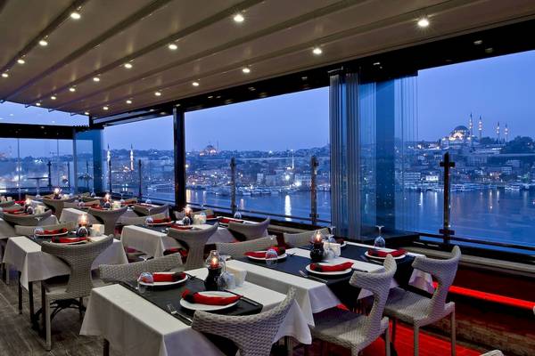Restaurant im Golden City Hotel Istanbul mit Blick auf die Stadt