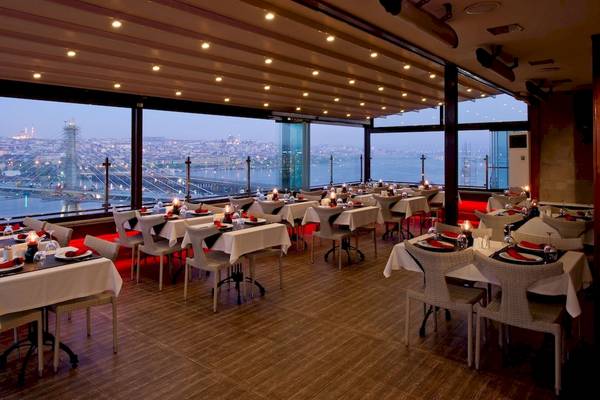 Innenansicht des Restaurants im Golden City Hotel Istanbul mit Blick auf die Stadt.