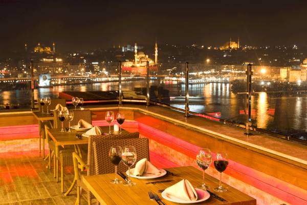 Außenterrasse des Golden City Hotel Istanbul bei Nacht mit Blick auf die Stadt und den Fluss.