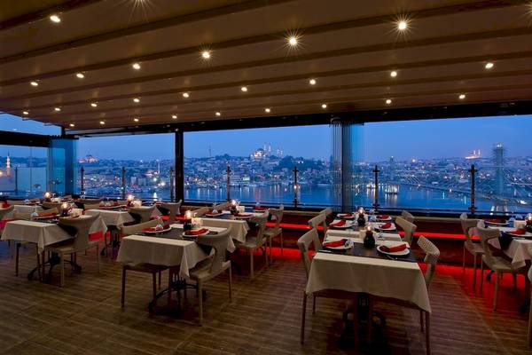 Innenbereich des Golden City Hotel Istanbul bei Nacht mit Blick auf die Stadt und den Fluss.