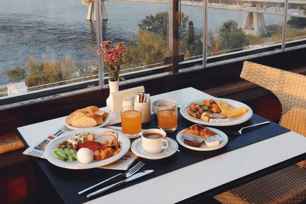 Frühstückstisch im Golden City Hotel Istanbul mit Blick auf die Stadt und die Brücke
