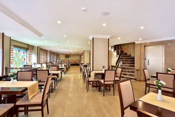 Innenansicht des Restaurants im Barin Hotel mit gedeckten Tischen und Stühlen.
